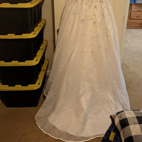 Michaelangelo wedding dress David's bridal t8322 - Picture 11 of 16